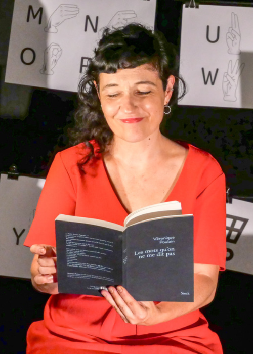 Photo de Céline Déridet, comédienne du spectacle les mots qu'on ne me dit pas