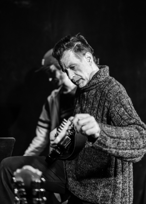 Photo de Fred Rollet - guitariste du spectacle Escampette de Céline Déridet