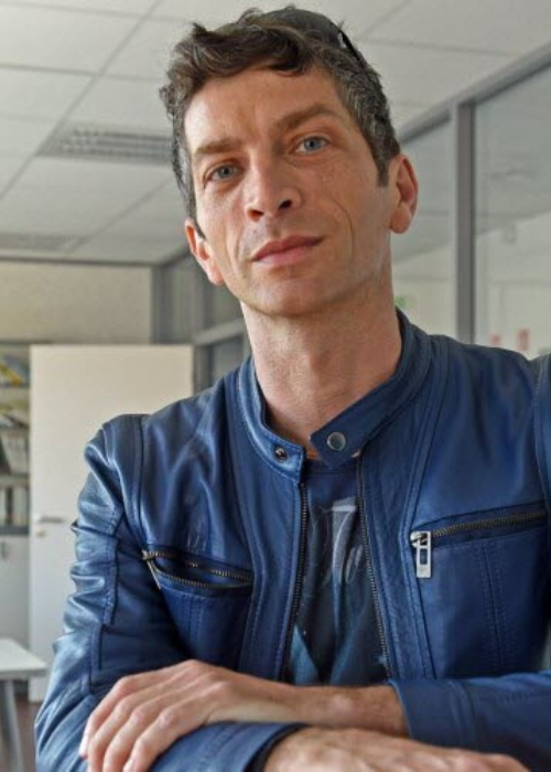 Photo de Éric Massé, metteur en scène du spectacle les mots qu'on ne me dit pas